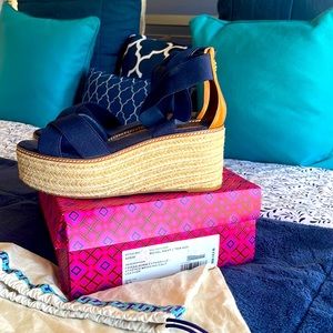 VGUC 💯 Authentic Tory Burch  Wedge Sandals. Beautiful Royal Tan and Navy color!
